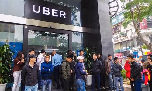 Mức chiết khấu "trên trời" khiến nhiều tài xế đứng trước nguy cơ vỡ nợ. Ảnh: Duy Phạm.