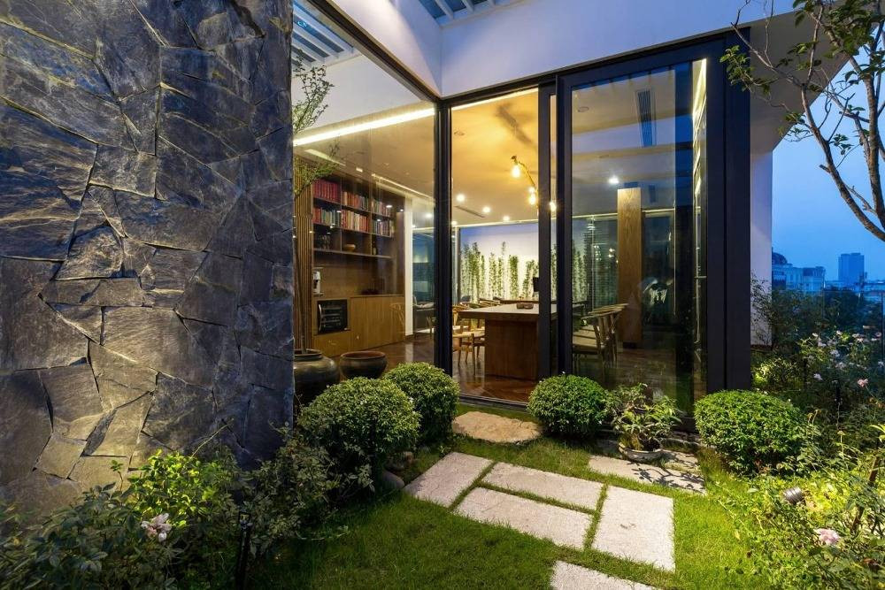 Nhờ sử dụng kính mà khoảng tiếp xúc giữa con người với thiên nhiên gần gũi hơn. Ảnh: Archdaily.