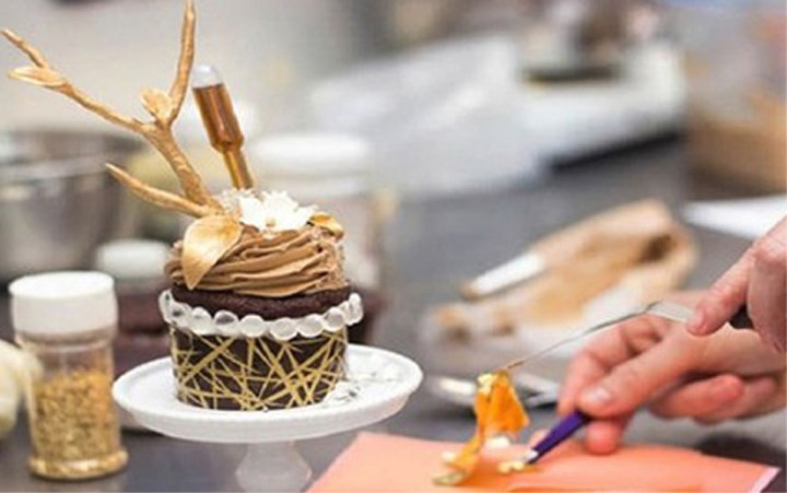 Một đại gia người Canada chi 900 USD (tương đương 20 triệu đồng) để mua chiếc bánh đặc biệt được làm từ vàng và kim cương tặng vợ nhân ngày quốc tế phụ nữ. Ảnh: Printest.