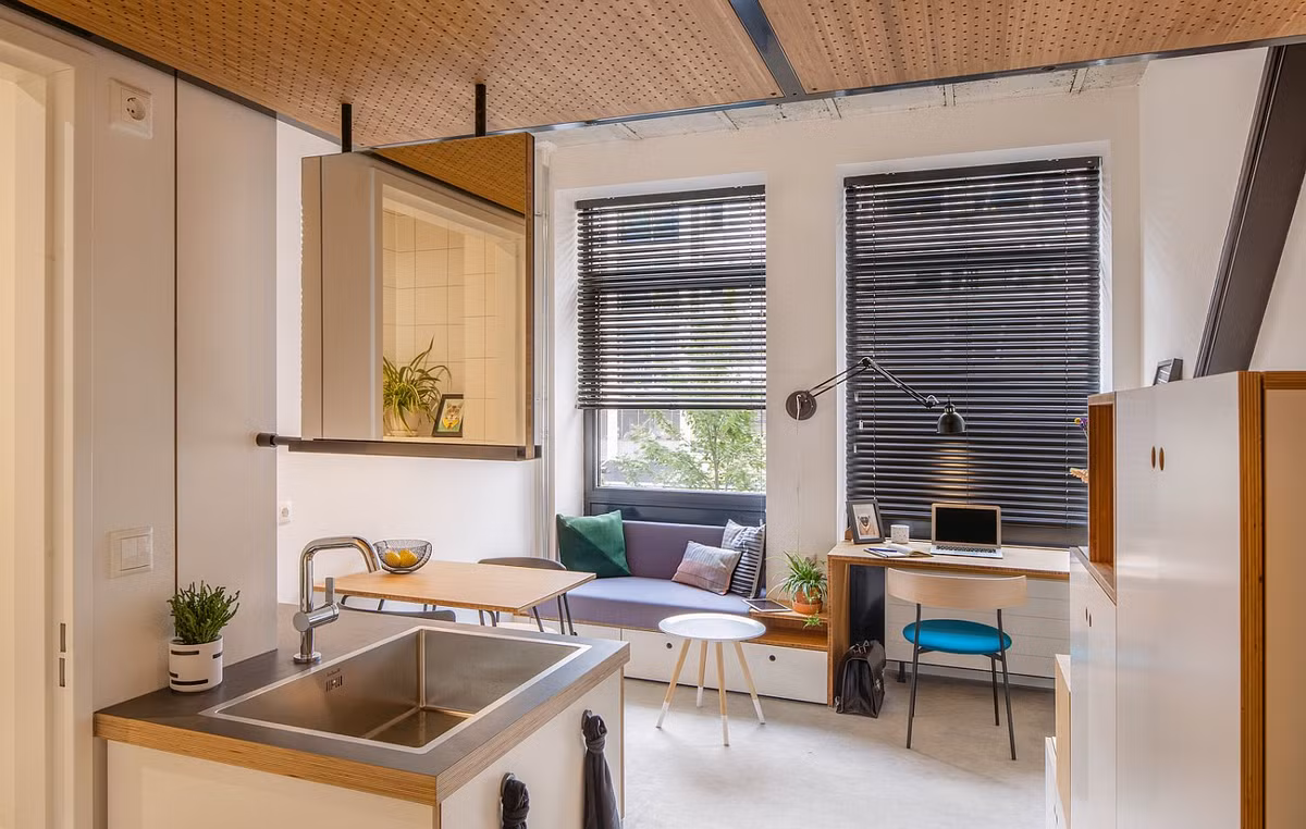 Không gian thư giãn lý tưởng bên cạnh cửa sổ.