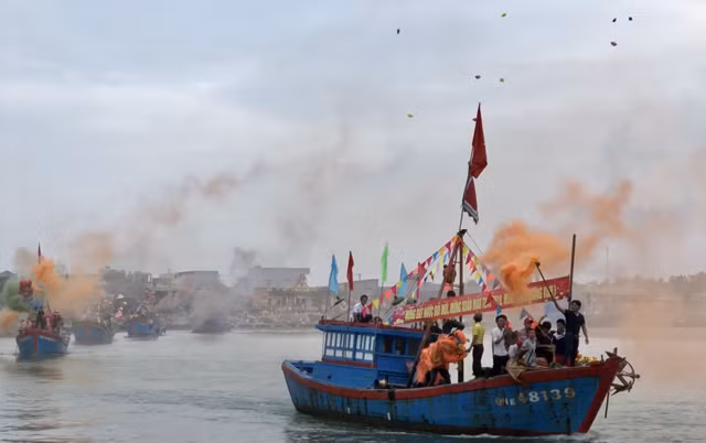 Cùng với sự có mặt của hàng ngàn người dân địa phương và vùng lân cận kéo nhau về xem, đại diện lãnh đạo các cấp ngành Quảng Ngãi cũng đã tham dự.