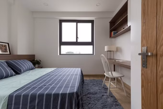 Kệ tủ, bàn làm việc sát tường nhằm tiết kiệm diện tích.