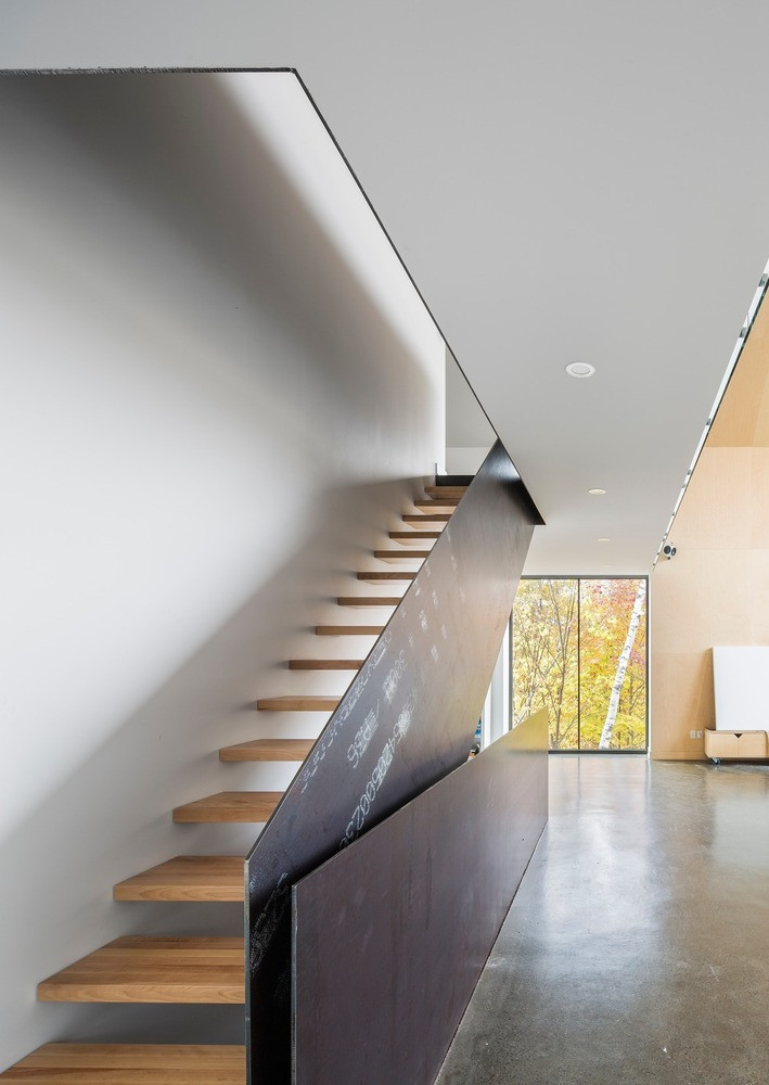 Cầu thang gỗ hở thanh thoát, phù hợp với không gian nhà chật hẹp.