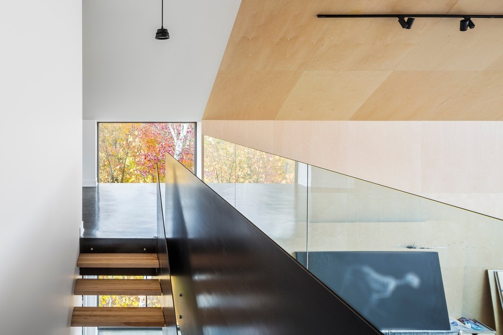 Nắng vàng làm nổi bật kiến trúc của căn nhà. Nguồn ảnh: Archdaily.