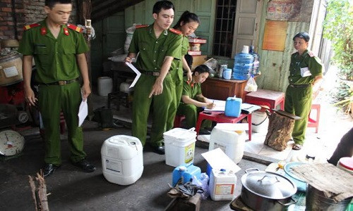 Công an kiểm tra một cơ sở tẩm hoá chất vào thực phẩm.