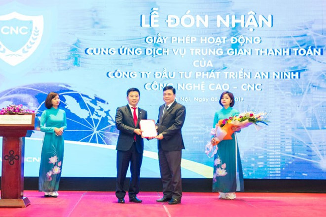 Nguyễn Văn Dương (cà vạt đỏ) là Giám đốc Công ty TNHH Đầu tư và Phát triển An ninh Công nghệ cao (CNC). Ảnh: Ictnews.