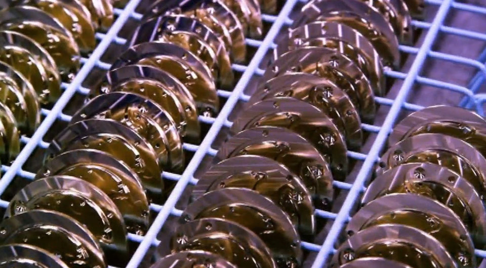 Công nghệ hiện đại đảm bảo cho quy trình làm việc trở nên dễ dàng hơn khi mọi chi tiết cấu thành của đồng hồ đều nhau.