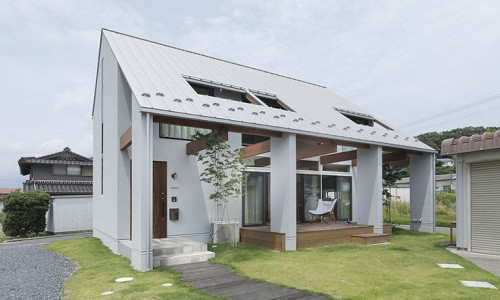 Theo mong muốn của gia chủ, kiến trúc sư thiết kế căn nhà với không gian thoáng đãng như trong một khu resort nhưng vẫn đảm bảo tiết kiệm chi phí tối đa.