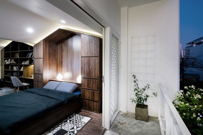 Ban công nhỏ lấy ánh sáng, gió trời cũng là nơi thư giãn của gia chủ.