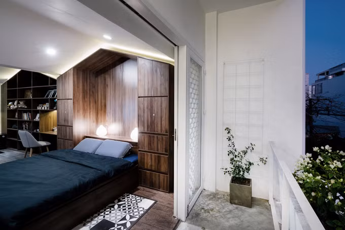 Ban công nhỏ lấy ánh sáng, gió trời cũng là nơi thư giãn của gia chủ.