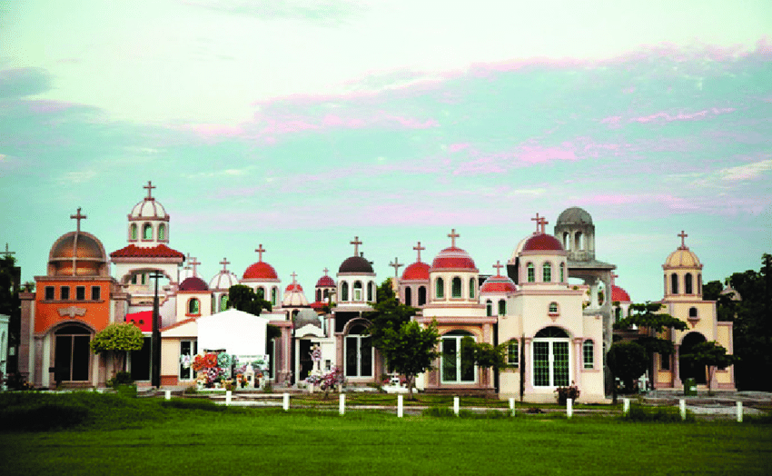 Không chỉ chi tới 300.000 cho một suất mộ ở đây, các ông trùm còn thiết kế hầm mộ như nhà nguyện với cột đá hoa cương trắng, cửa sổ kính màu, cầu thang kính cường lực....Ảnh: ResearchGate.