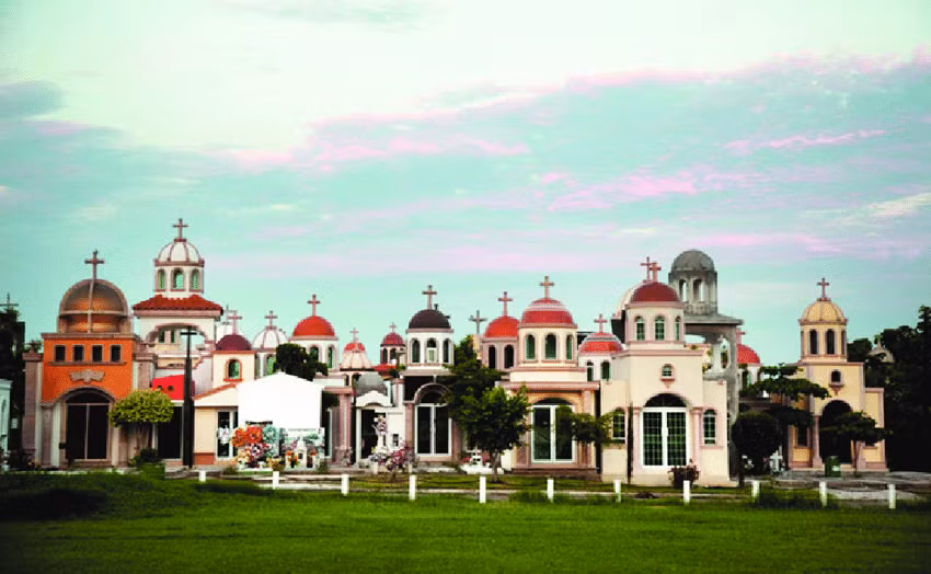 Không chỉ chi tới 300.000 cho một suất mộ ở đây, các ông trùm còn thiết kế hầm mộ như nhà nguyện với cột đá hoa cương trắng, cửa sổ kính màu, cầu thang kính cường lực....Ảnh: ResearchGate.