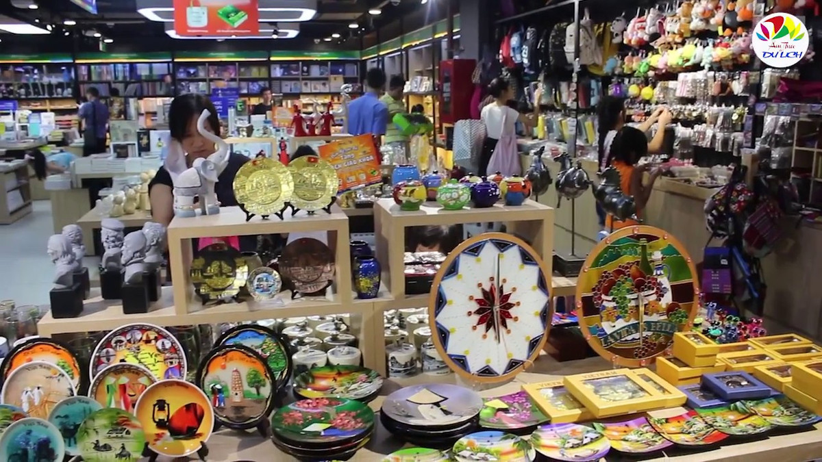 Có lẽ không ít hộ tiểu thương đang kinh doanh tại chợ sẽ phải quay về việc buôn bán vỉa hè như trước đây. Ảnh: Youtube.