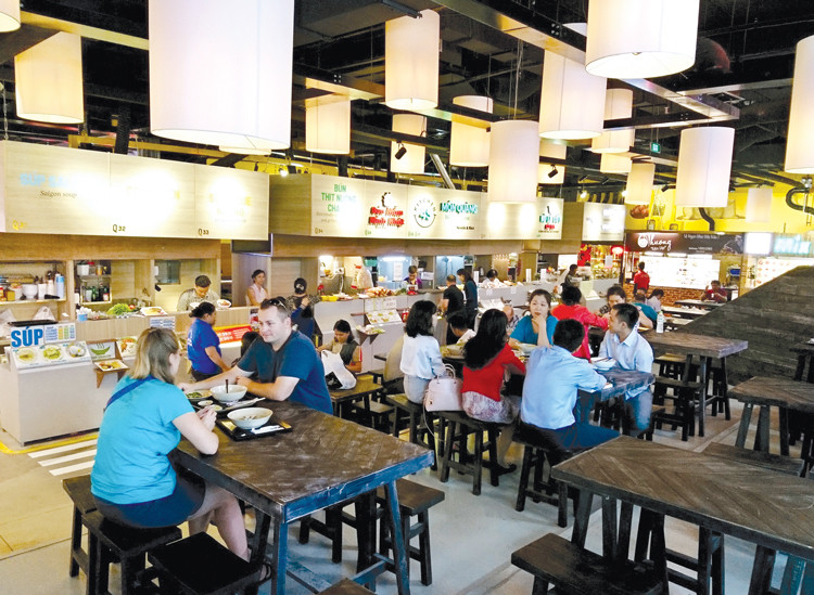 Chợ thương mại Sense Market có khoảng 600 hộ kinh doanh với 100 gian hàng ẩm thực đường phố và 400 gian hàng khu mua sắm Taka Plaza. Ảnh: Doanhnhansaigon.