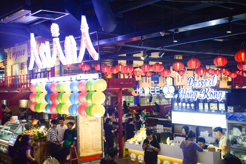 Theo ghi nhận trên Zing, chiều 4/9, chỉ có vài khách đến tham quan, mua sắm tại chợ. Ảnh: Tintuc.