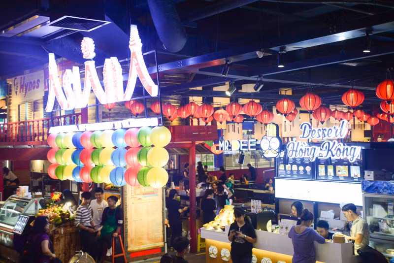 Theo ghi nhận trên Zing, chiều 4/9, chỉ có vài khách đến tham quan, mua sắm tại chợ. Ảnh: Tintuc.