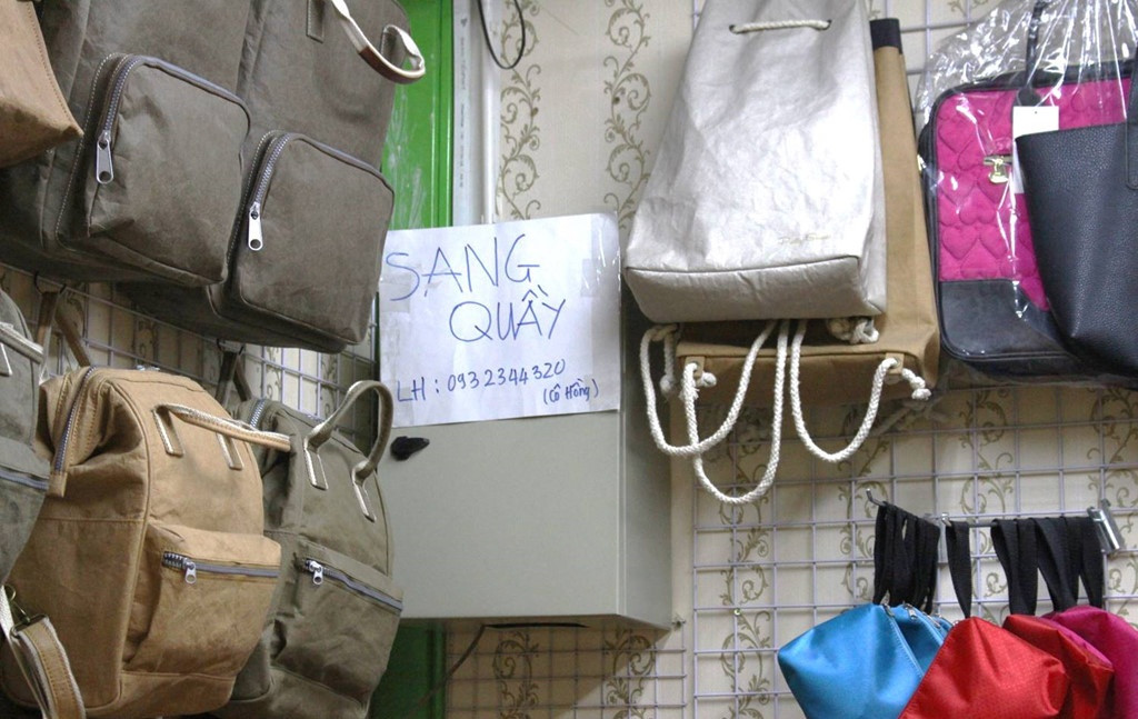 Một số cửa hàng đang hoạt động cũng treo biển "sang quầy". Ảnh: Zing.