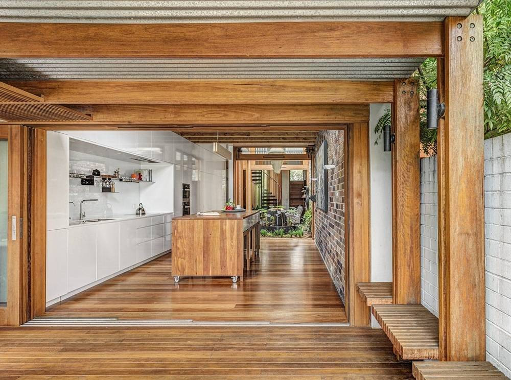 Từ phòng ăn có thể nhìn ra khu vườn.