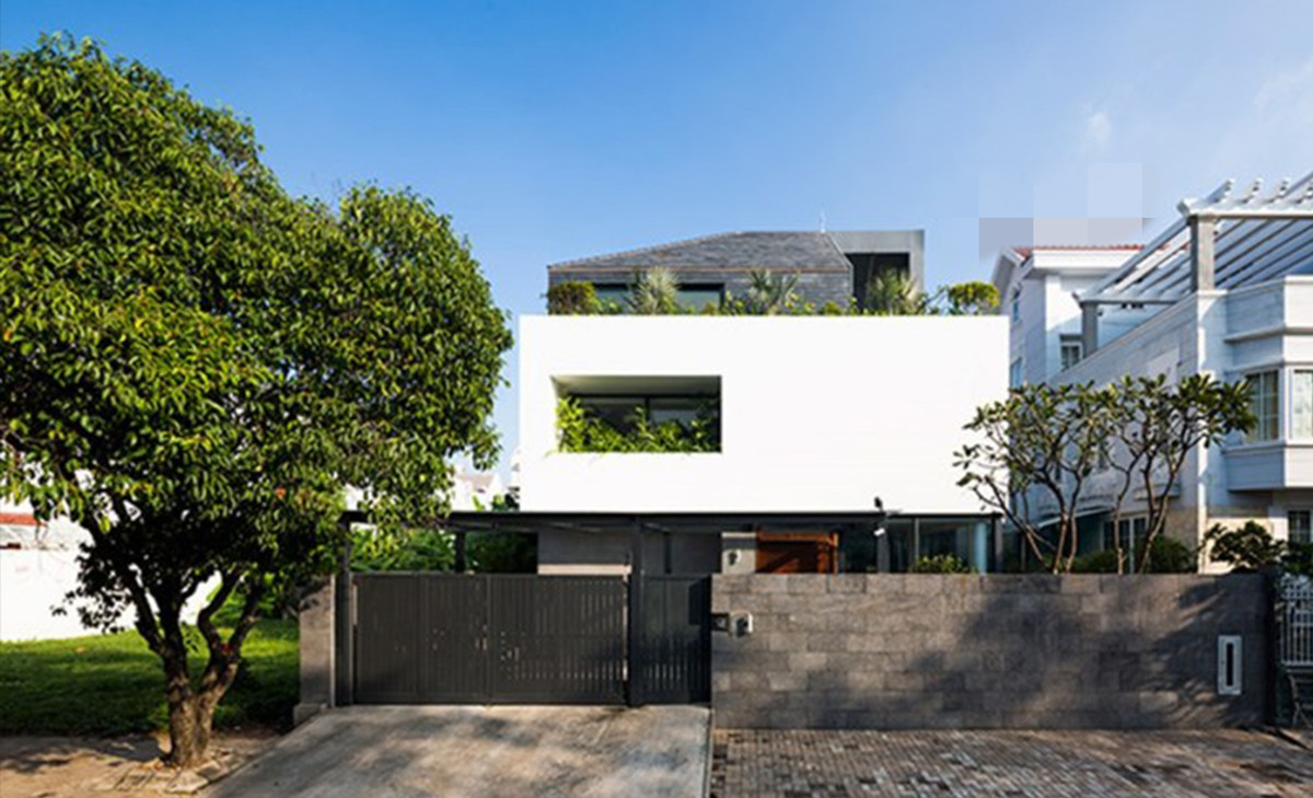 Khác với hình thái kiến trúc của những căn nhà xung quanh, biệt thự phố thiết kế theo kiến trúc hiện đại với mảng đặc rỗng bên ngoài lạ mắt. Ảnh: Arcreal.