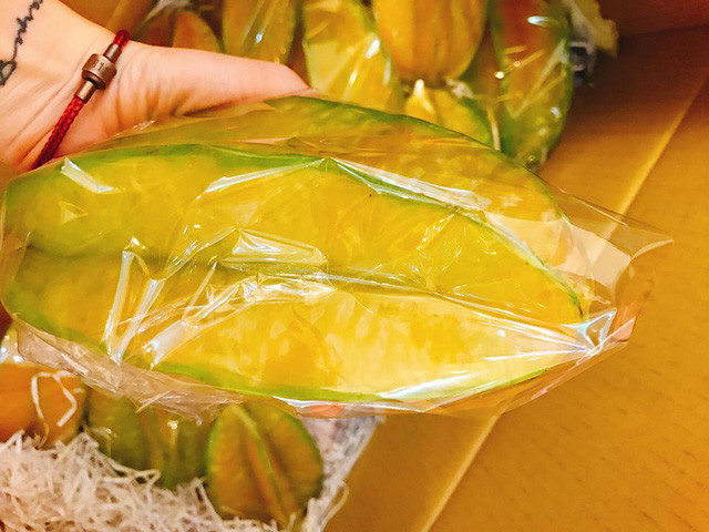 Theo một số chủ cửa hàng, dù đắt gấp nhiều lần so với khế ngọt của Việt Nam nhưng có thời điểm khế Đài Loan vẫn cháy hàng. Ảnh: FB Khuc Ngoc Anh.