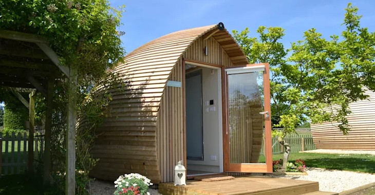 Mái tròn đầu hồi đẹp kỳ lại với thiết kế uốn cong che mặt bên của ngôi nhà. Ảnh: Homify.