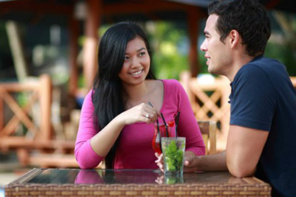 Nhu cầu tìm bạn đi chơi trong ngày 8/3 tăng cao là cơ hội kiếm bộn tiền cho những trung tâm làm dịch vụ cho thuê người yêu. Ảnh minh họa.