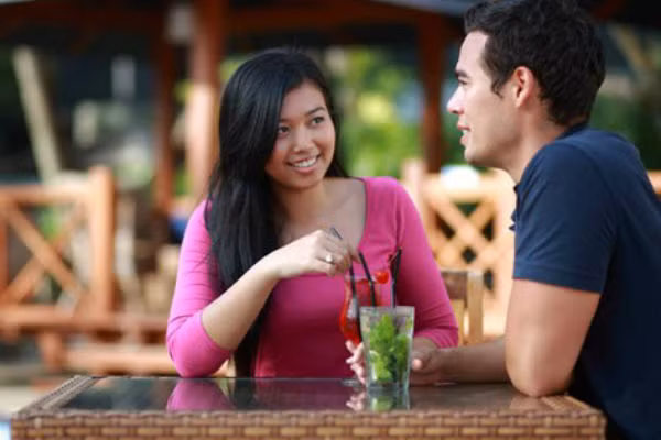 Nhu cầu tìm bạn đi chơi trong ngày 8/3 tăng cao là cơ hội kiếm bộn tiền cho những trung tâm làm dịch vụ cho thuê người yêu. Ảnh minh họa.