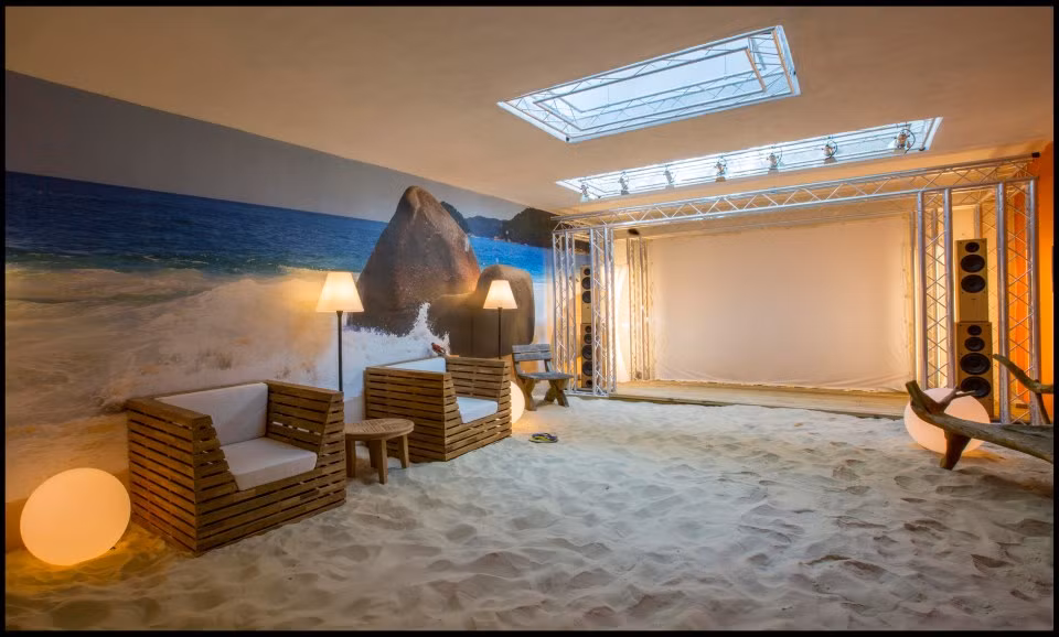 Bên trong biệt thự gỗ được trang bị nhiều tiện nghi không tưởng, trong đó đặc biệt nhất là bãi biển.