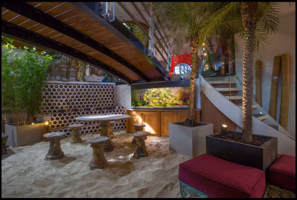 Bãi biển nhân tạo được làm nên từ 40 tấn cát.