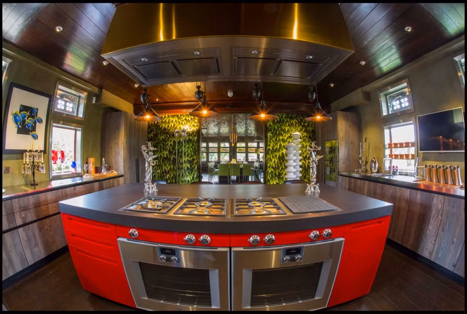 Nhà bếp thiết kế mở trị giá 500.000 bảng Anh.