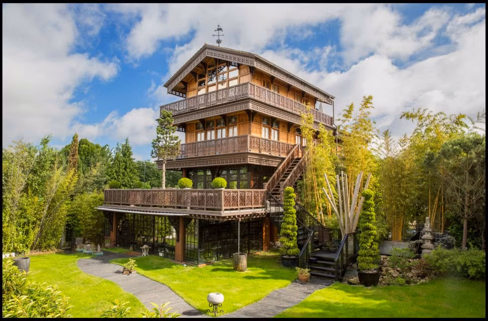 Nằm bên bờ sông Thames, (London, Anh) căn biệt thự gỗ mang kiến trúc điển hình thường thấy tại các khu trượt tuyết ở châu Âu.