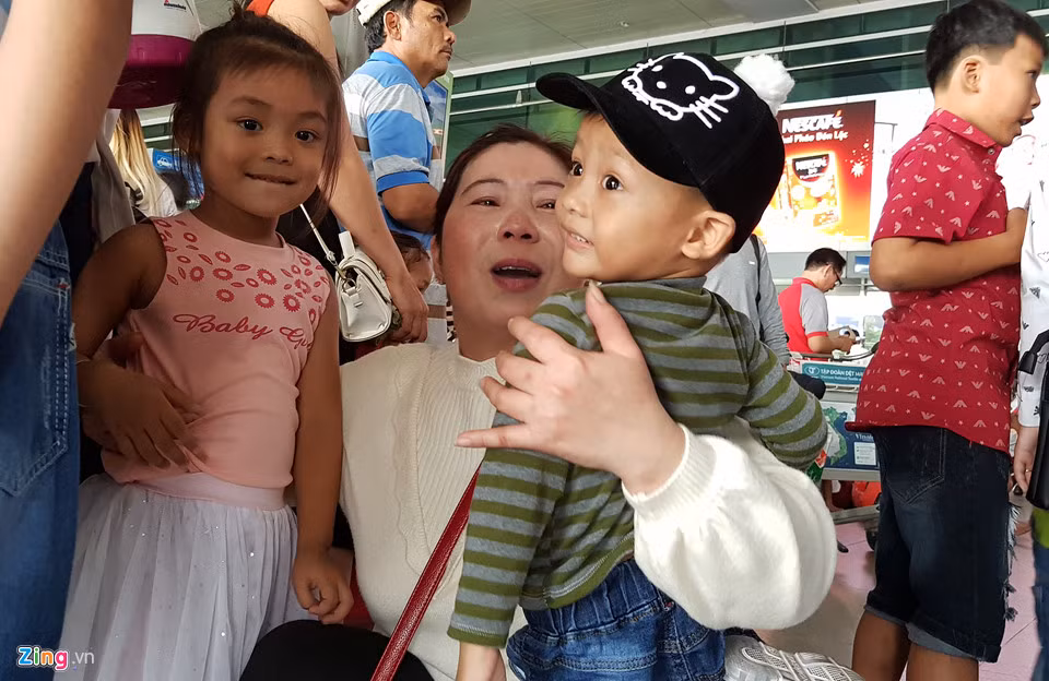 Khoảnh khắc đoàn viên của ba bà cháu ở sân bay.