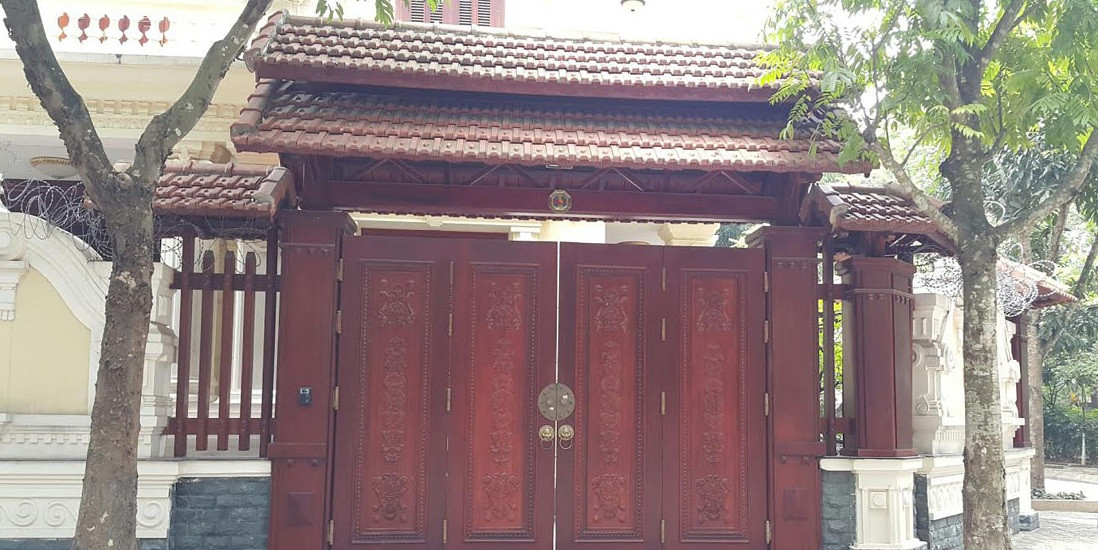 Ngày nay, cổng gỗ còn được tích hợp với hệ thống mở cánh tự động, tiện dụng và an toàn trong sử dụng. Ảnh: Congbietthuhanoi.