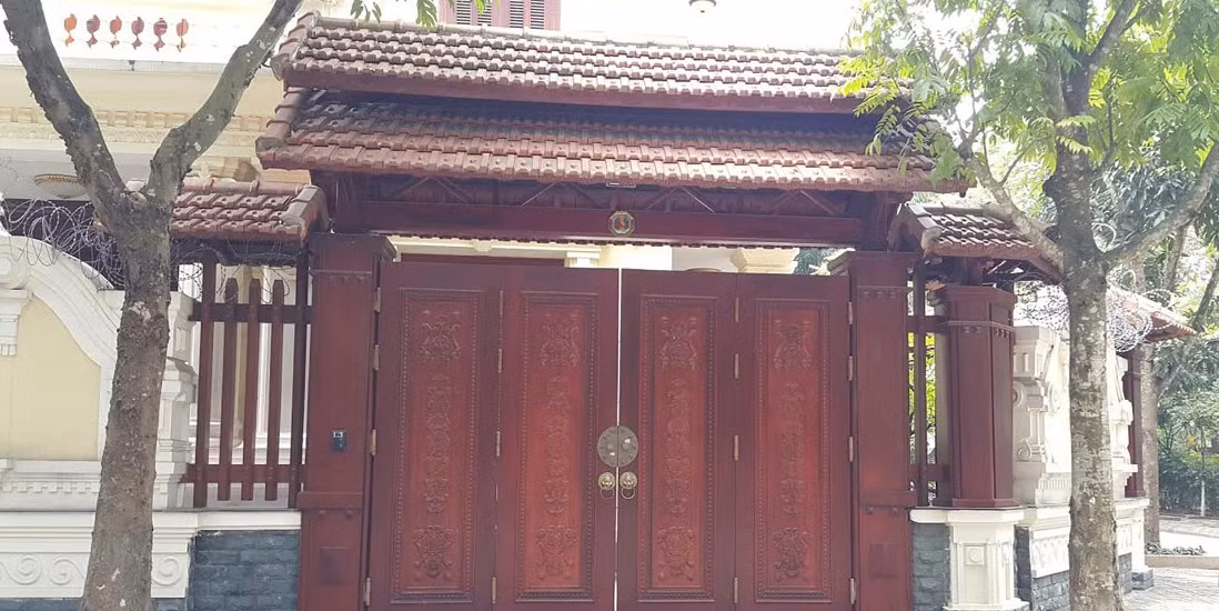 Ngày nay, cổng gỗ còn được tích hợp với hệ thống mở cánh tự động, tiện dụng và an toàn trong sử dụng. Ảnh: Congbietthuhanoi.