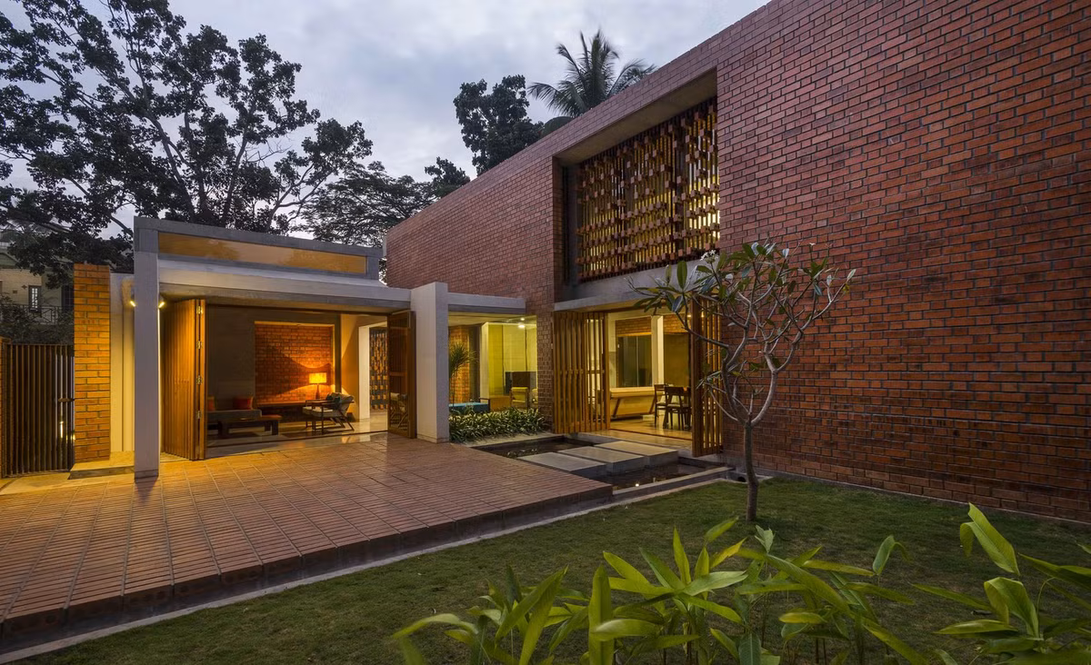 Công trình xây dưới dạng hình chữ L. Phần ngắn hơn chạy dọc theo hướng đông – tây, là không gian sinh hoạt chung.