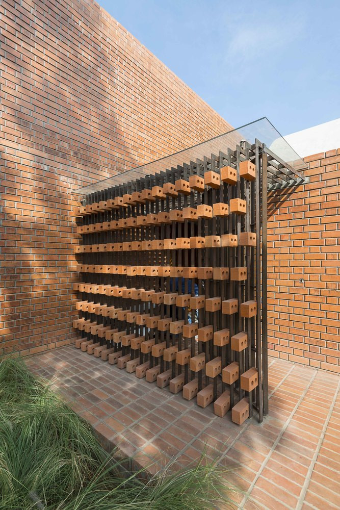 Ấn tượng nhất là phần lam chắn làm từ gạch và thép nhẹ. Những thanh thép mảnh kết hợp với miếng đệm gạch cứng, tạo nên bề mặt độc đáo chắn nắng và tạo sự riêng tư.