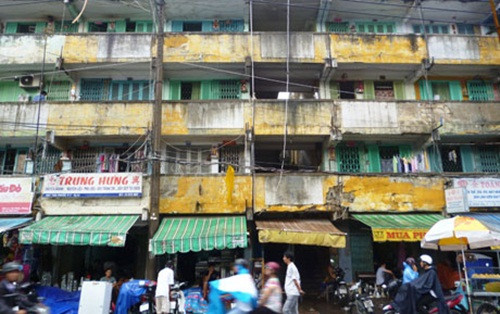 Có tuổi đời trên 50 năm, chung cư 137 Lý Thường Kiệt (quận Tân Bình) cũng không tránh khỏi tình trạng cũ nát, tính mạng người dân có thể gặp nguy hiểm bất cứ lúc nào. Ảnh: Hanoimoi.