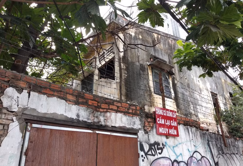 Ngoài ra, chung cư 11 Võ Văn Tần (quận 3) và chung cư 119B Tân Hoà Đông (quận 6) cũng trong tình trạng hư hỏng nghiêm trọng, cần được di dời khẩn. Ảnh minh họa: VTCnews.