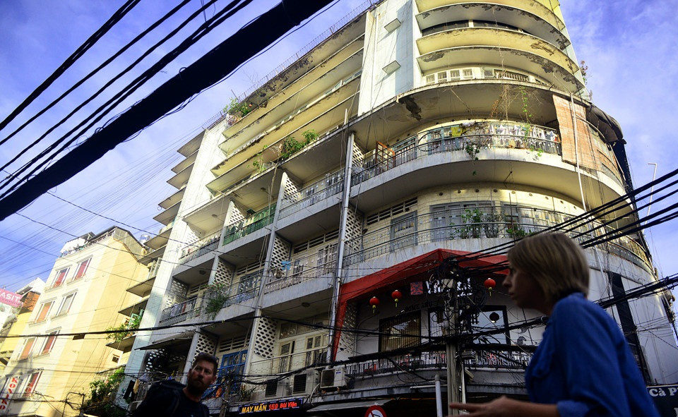 Có tuổi đời hơn 40 năm, chung cư 155-157 Bùi Viện (quận 1, TP HCM) xuống cấp nghiêm trọng. Tòa chung cư có không gian chật hẹp, hai khối nhà bị tách ra. Ảnh: Zing.