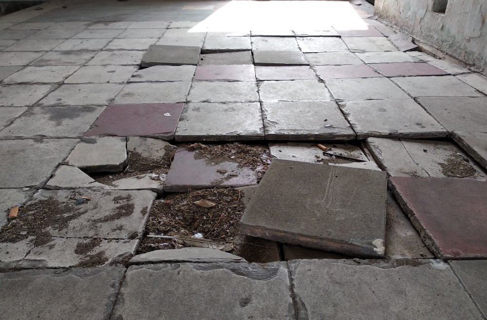 Bãi xe, hành lang cho đến sân thượng tại chung cư 170-171 Tân Châu (quận Tân Bình) đều đã cũ kỹ và hoen ố. Ảnh: VTCnews.