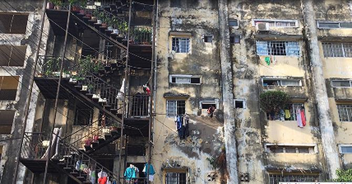 Nằm trên đường Lê Văn Linh, quận 4, TP HCM, chung cư Trúc Giang xây dựng cách đây hơn 50 năm. Khoảng 10 năm trở lại đây, chung cư Trúc Giang xuống cấp trầm trọng với những vết nứt cầu thang, vách tường. Ảnh: Bizlive.