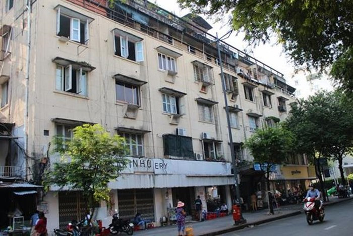 Chung cư 23 đường Lý Tự Trọng, phường Bến Nghé, quận 1 là chung cư cũ, xây dựng trước năm 1975, được đánh giá ở mức độ nguy hiểm của nhà cấp D. Ảnh: Baohaiquan.
