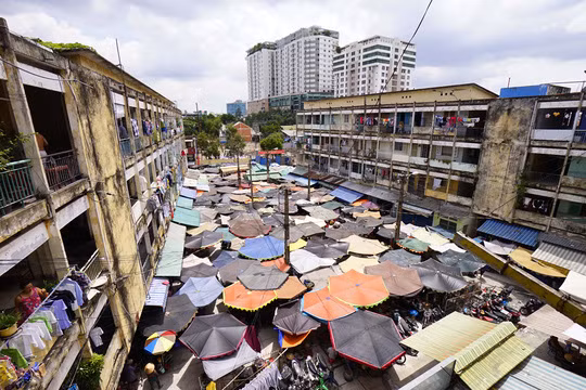 Xây từ trước năm 1975, chung cư Vĩnh Hội (phường 6, quận 4) đến nay hầu như đã xuống cấp nghiêm trọng, có khả năng sập bất cứ lúc nào. Ảnh: Người lao động.