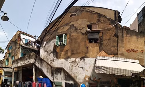 Chung cư 43 Bình Tây (quận 6) với bức tường bị bong tróc, rơi rớt từng mảnh. Ảnh: VTCnews.