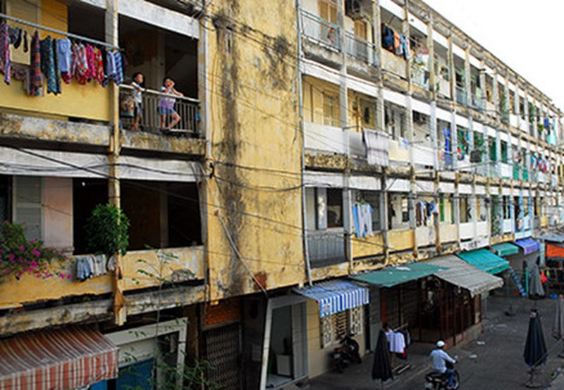 Nằm ngay dưới dốc cầu Khánh Hội nối trung tâm quận 1 và quận 4, thuộc đường Nguyễn Tất Thành, chung cư 6 Bis gần 50 tuổi và đã hư hỏng nặng. Ảnh: Plo.