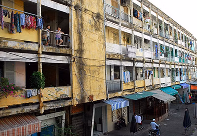 Nằm ngay dưới dốc cầu Khánh Hội nối trung tâm quận 1 và quận 4, thuộc đường Nguyễn Tất Thành, chung cư 6 Bis gần 50 tuổi và đã hư hỏng nặng. Ảnh: Plo.