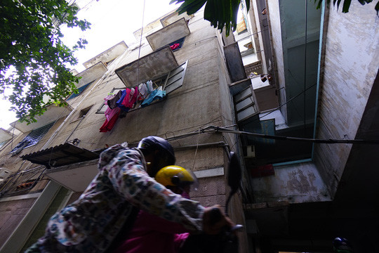 Xây dựng vào những năm 60 của thế kỷ trước, chung cư 47 Long Hưng (phường 7, quận Tân Bình, TP HCM) đã xuống cấp trầm trọng và không còn đảm bảo an toàn. Ảnh: Người lao động.