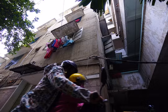 Xây dựng vào những năm 60 của thế kỷ trước, chung cư 47 Long Hưng (phường 7, quận Tân Bình, TP HCM) đã xuống cấp trầm trọng và không còn đảm bảo an toàn. Ảnh: Người lao động.