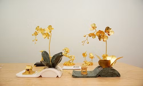 Theo tiết lộ của Công ty Quà vàng cao cấp Việt Nam - Golden Gift, một đại gia Hà Nội đã đặt hàng chậu hoa lan đúc bằng vàng nguyên khối để chơi Tết.