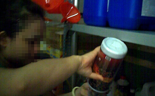 Một số chủ quán cà phê ở TP Buôn Ma Thuột (Đắk Lắk) cho biết, chỉ cần một giọt "tinh chất" này là có thể pha thành một ly cà phê với mùi vị như cà phê hảo hạng. Ảnh: Tuổi trẻ.